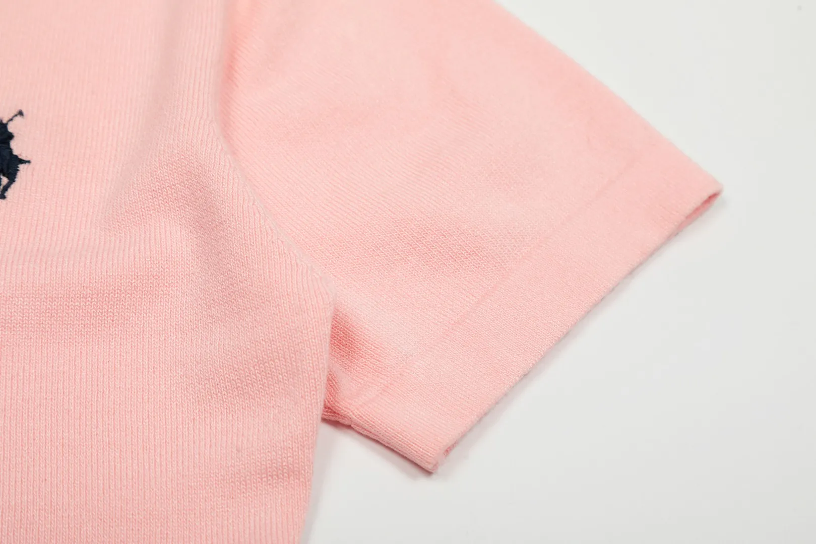 P146 💰 "Top quality" Style number: DS079# (not off the shelves all year round) [Ralph Lauren classic pony embroidered V-neck goddess style summer knitted short sleeves] ✅Ralph Lauren Ralph Lauren's popular and versatile women's V-neck ice silk needles ✅Main supply platform live broadcast Wholesale entity Replenish when out of stock Not off the shelves ✅ZP quality 1:1 version Scan the code to enter the GF website Z cabinet quality ✅Comfortable, soft and highly breathable Focusing on high-end, cost-effective and good quality, needless to say. ✅Restore the original version. Loose, comfortable and stress-free. ✅Wear for work and life. Suitable for various occasions. Must-have recommended model for goddesses. Size: S-XL. Color: Black, White, Gray, Navy Blue, Pink Mi Xing.